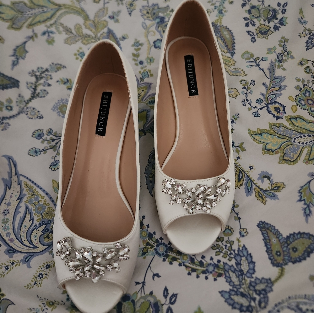 NWT Ivory silver Formal Prom Wedding Kitten Heels